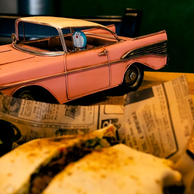 Hamburguesería Crónicass quesadilla con coche en minuatura rosa