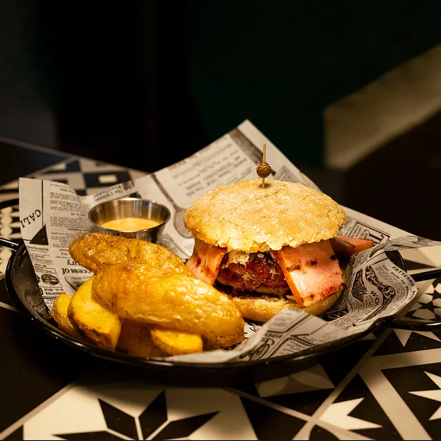 Hamburguesería Crónicass hamburguesa de bacon con patatas
