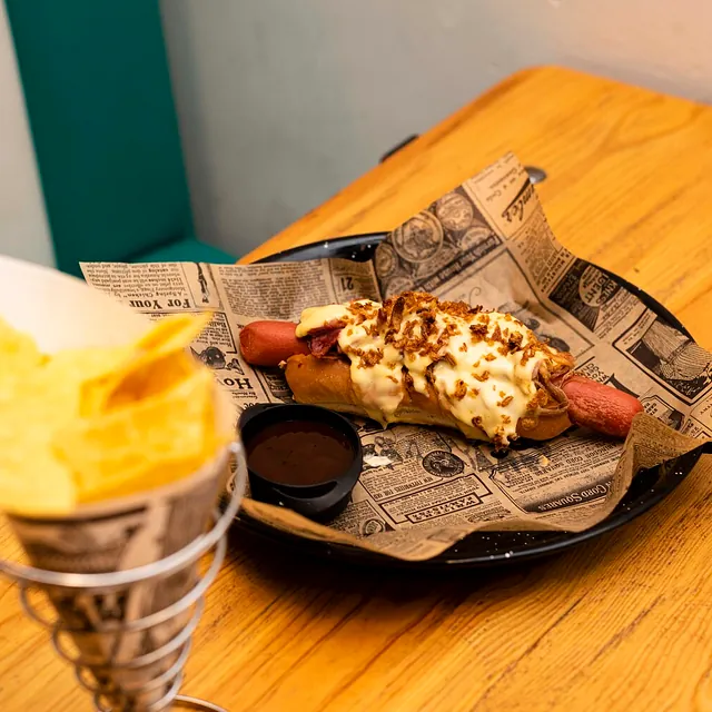 Hamburguesería Crónicass sachicha con queso fundido y papas