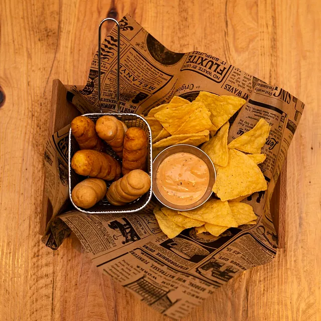 Hamburguesería Crónicass vista aera de nachos con crema queso