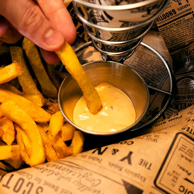 Hamburguesería Crónicass patata en salsa queso