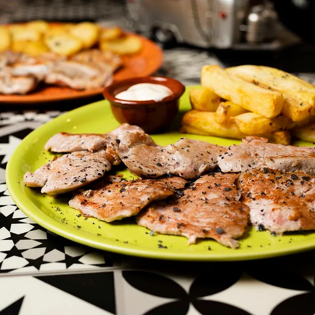 Hamburguesería Crónicass plato carne