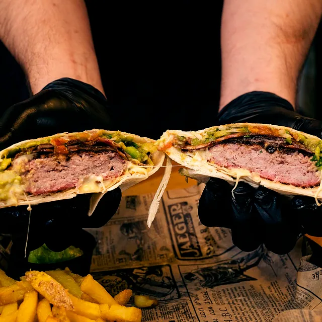 Hamburguesería Crónicass hamburguesa partida por la mitad
