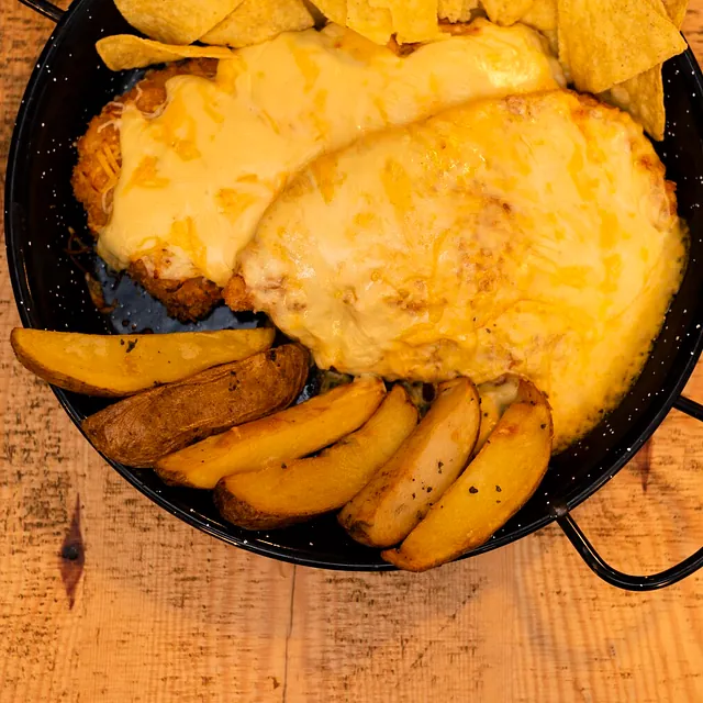 Hamburguesería Crónicass bandeja filetes con queso y patatas