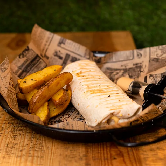 Hamburguesería Crónicass patatas con quesadilla